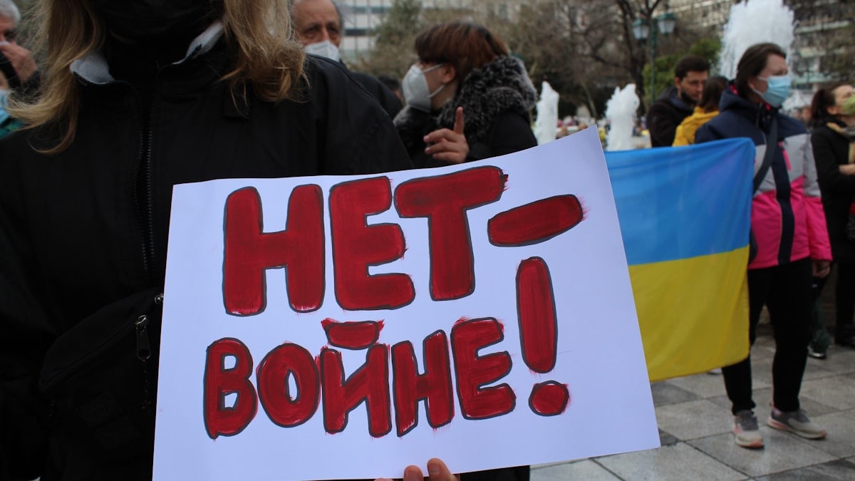 a person holding a sign that says hey, bonnie